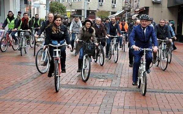 Çaycuma Belediye Başkanı Bülent Kantarcı, ilçe merkezinde doğalgaz ve alt yapı çalışmalarının ardından bozulan kaldırımları onarım çalışmaları sırasında bisiklet yolu projesi hazırlattı.