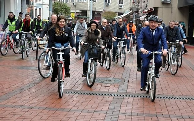 Çaycuma Belediye Başkanı Bülent Kantarcı, ilçe merkezinde doğalgaz ve alt yapı çalışmalarının ardından bozulan kaldırımları onarım çalışmaları sırasında bisiklet yolu projesi hazırlattı.