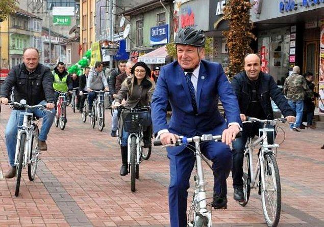Başkan Kantarcı, 20 Ekim 2016'da belediye personeline ulaşımda kullanmaları için belediye imkanlarıyla aldığı 60 bisikleti dağıttı.