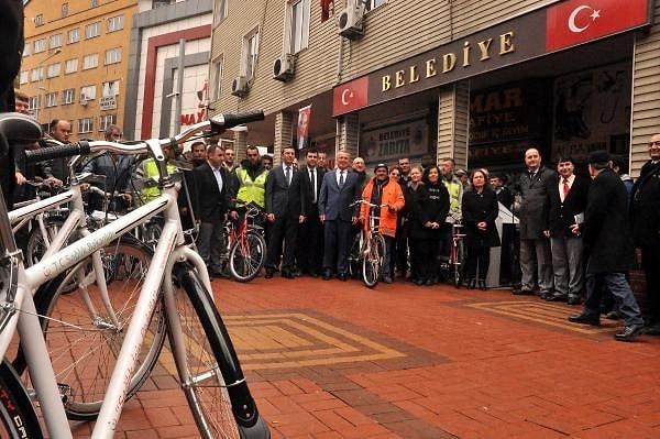 Bisikletlerin 53'ü dün geri kalan belediye personeline dağıtılırken, diğerleri de daha sonra halka dağıtılacak.