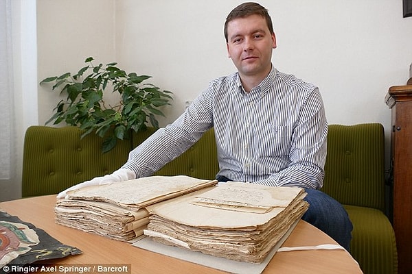 2. Глава архива в Тренчине, Питер Бриндза, сообщает: «Мы обнаружили смайлик, который датируется 17-м веком – 1635 год – он поставлен нотариусом Яном Ладисладесом рядом с его подписью».