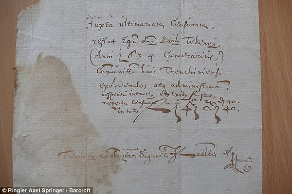 3. Этот смайлик появляется после абзаца, где Ладисладес проверяет некоторые муниципальные счета.