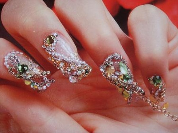 4. Стразов много не бывает!