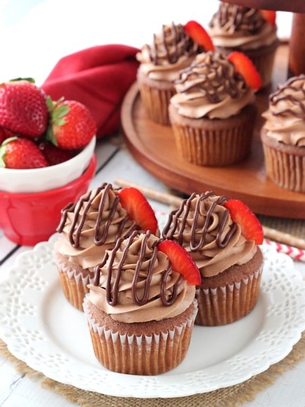 3. Шоколадные капкейки с клубникой и шоколадным кремом.