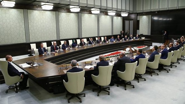 686 Sayılı Kanun Hükmünde Kararname, Cumhurbaşkanı Tayyip Erdoğan başkanlığında 2 Ocak'ta toplanan Bakanlar Kurulu tarafından Anayasa'nın 121. maddesi ile 2935 Sayılı Olağanüstü Hâl Kanunu'nun 4'üncü maddesine göre hazırlandı.