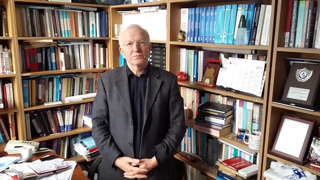 Marmara Üniversitesi'nde görevli Anayasa Profesörü İbrahim Kaboğlu da ihraç edilen isimler arasında.