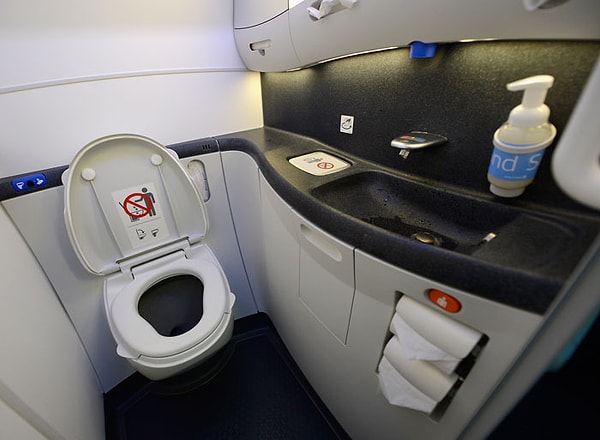 5. "На записке девочка написала, что ей нужна помощь", – вспоминает стюардесса