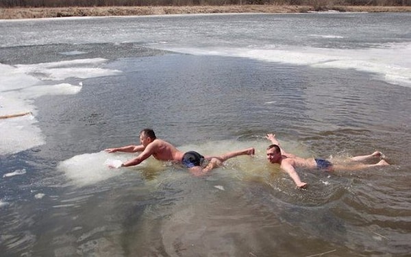 8. Зачем нам серф, когда можно поплавать на льдинах?