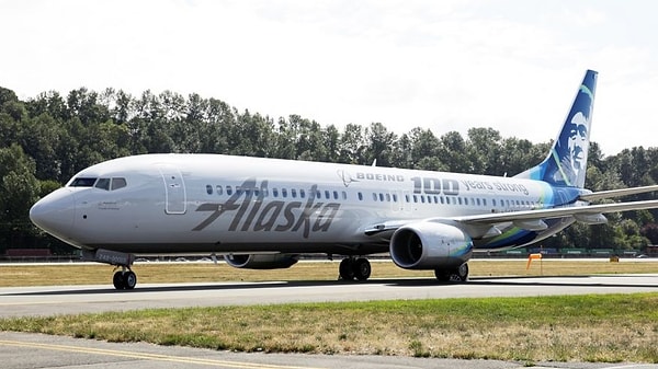 6. Фредерик сообщила о произошедшем пилоту, и он смог заранее предупредить полицию. Сейчас спасенная девочка уже учится в колледже и по-прежнему поддерживает связь со стюардессой