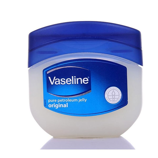 1. С помощью вазелина можно избавиться от неаккуратного маникюра