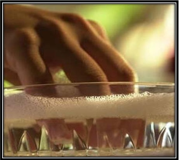 7. Перед тем, как нанести лак, опустите ногти в смесь уксуса и воды