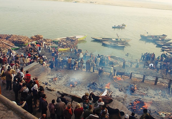 4. Люди, накопившие достаточно денег, могут позволить себе быть сожженными в Маникарника Гхат — главном крематории города.