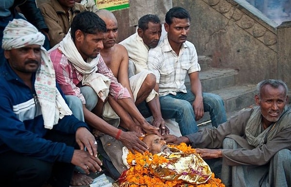 6. Кремация на костре стоит немалых, по местным меркам, денег и далеко не все могут это позволить.