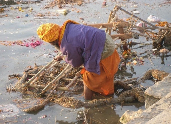 10. В городе ежегодно хоронят на дне реки около 45 000 не кремированных тел. Сегодня Ганг входит в число пяти наиболее загрязненных рек мира.