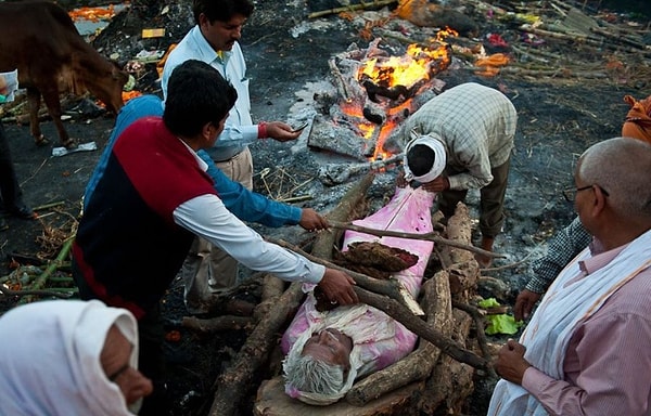 9. До середины ХХ века существовала традиция, согласно которой, после смерти мужа, кремации должна быть подвергнута и его жена. Несмотря на то, что уже прошло более 80-ти лет с момента отмены практик «сожжения вдов», некоторые жены настолько безутешны, что бросаются в костер к мужьям.