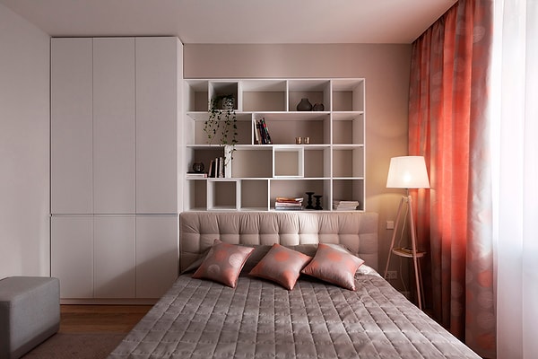 5. Изголовье кровати может выполнять двойную функцию. Одна из них - книжные полки.