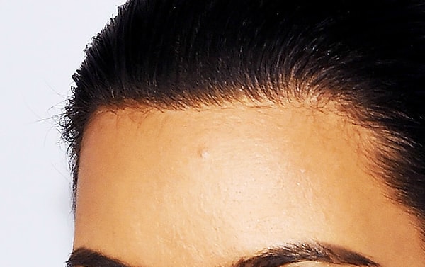 3. На лбу у Ким есть черная точка, которую все принимают за прыщ, и которую она пыталась удалить уже три раза, но безуспешно.