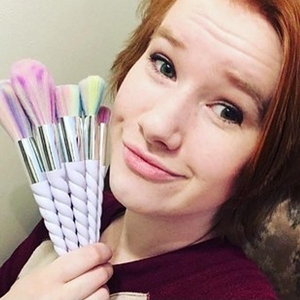 5. Разноцветные кисти для макияжа, которые позволят ей почувствовать себя настоящим единорогом