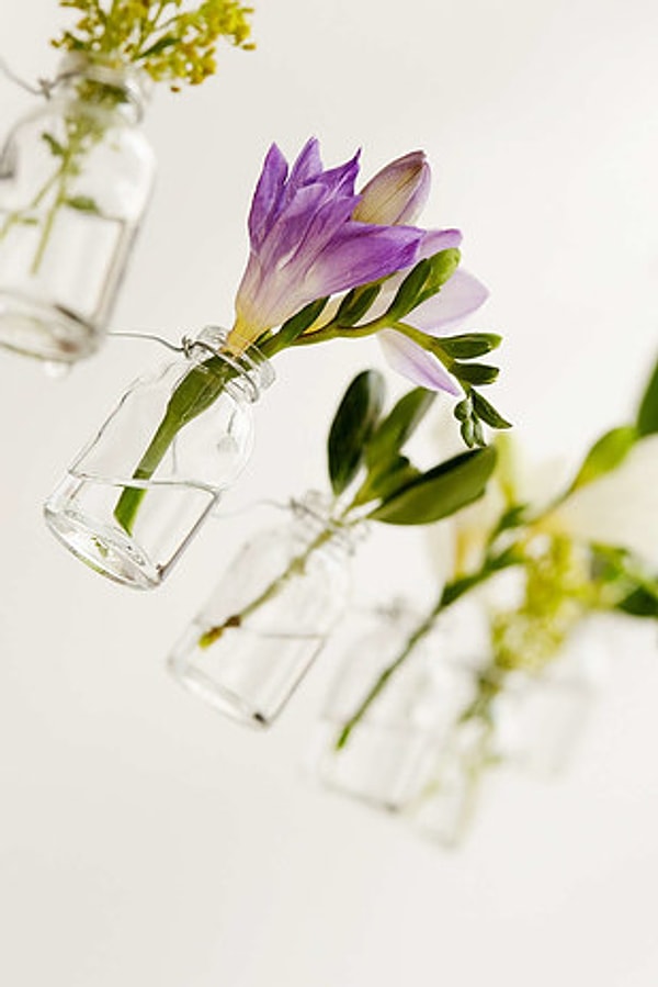 13. Гирлянда из вазочек, в которых даже самый дешевый букет будет смотреться прелестно