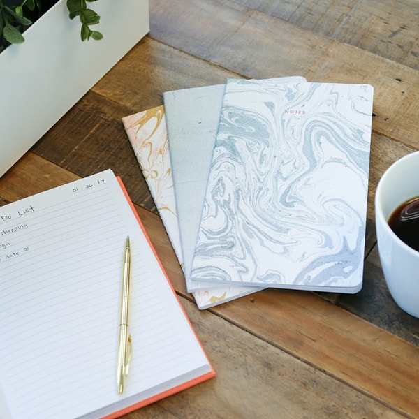 33. Набор из записных книжек, стилизованных под мрамор, для тех, у кого в голове роится множество умных мыслей