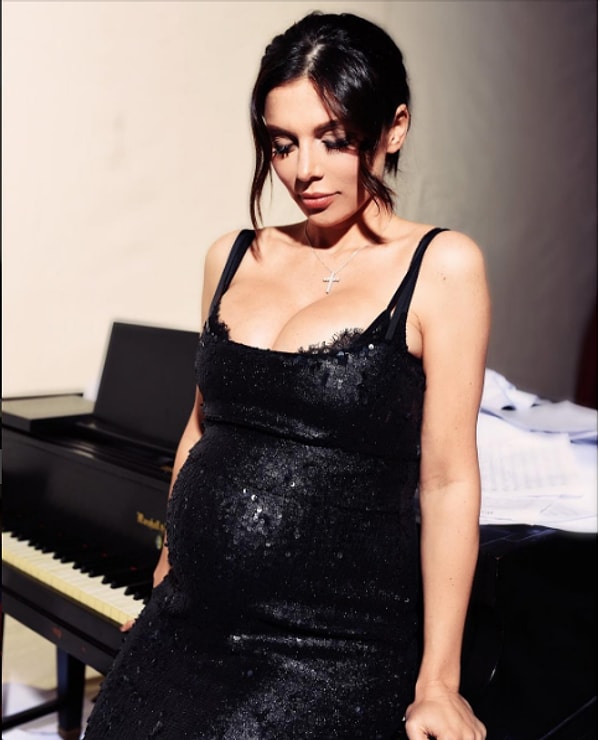 8. В подтверждение своих слов певица даже выложила в Instagram снимок, на котором демонстрирует изрядно подросший животик.