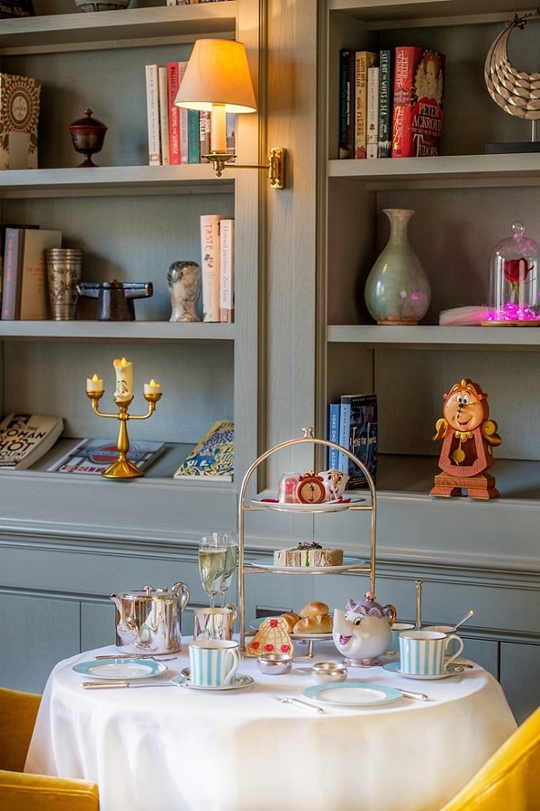 3. Кстати о меню, вам также подадут ванильное золотое желе с лепестками роз 💐