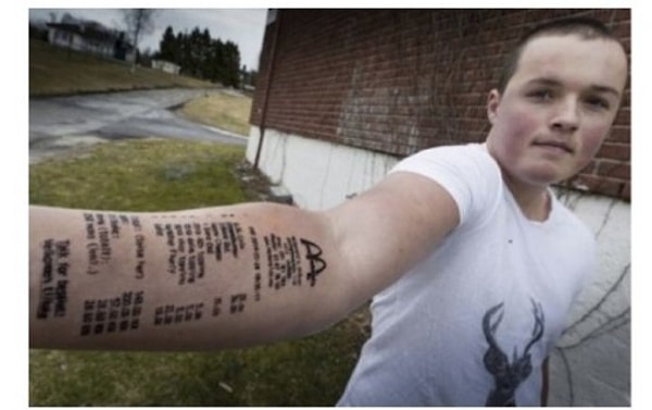 12. Этот малой наколол себе чек из Макдоналдса