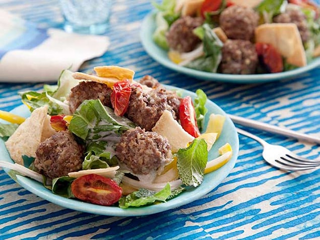 4. Arkadaşlar köfteli salataya, salatalı köfte diyelim olsun bitsin!