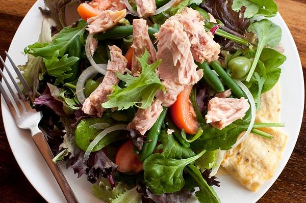 7. Kim demiş ton balıklı salata kuru kuru olur diye?