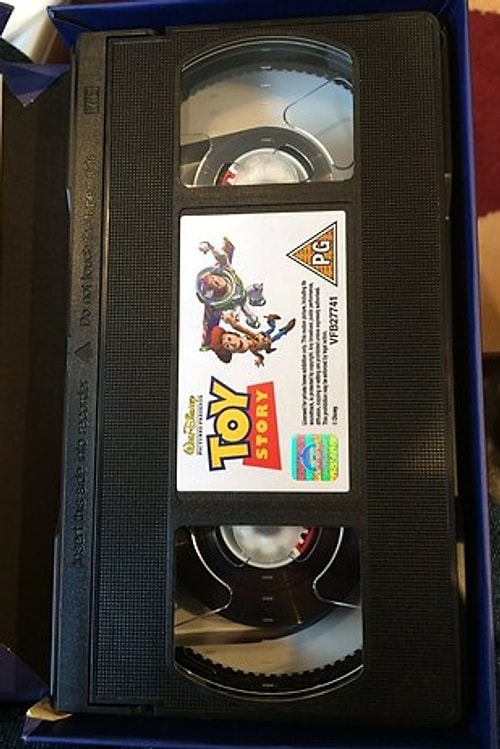 Filmin ikinci bölümünü izlemek için ikinci bir kaset takmak.