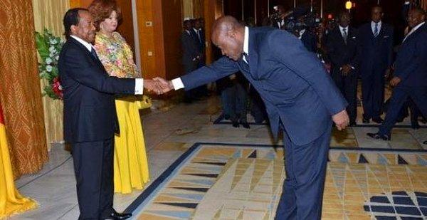 Cumhurbaşkanı Biya ve Spor Bakanı Mpkatt'ın selamlaşması