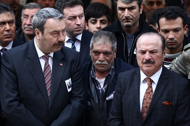 Sonra yoksulluğu, yoksunluğu da anlatır. Aynı yelek ve aynı gömleğin cenaze namazında da babanın sırtında olduğunu; kıyafetlerin kederli bir bedeni örtse bile, kederli bir ruhu örtemediğini anlatır...