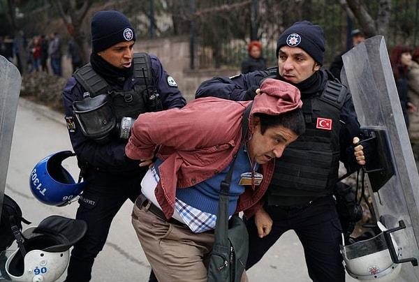 Reuters, polis kaynaklarına dayandırdığı haberinde, 12 kişinin gözaltına alındığını duyurdu.
