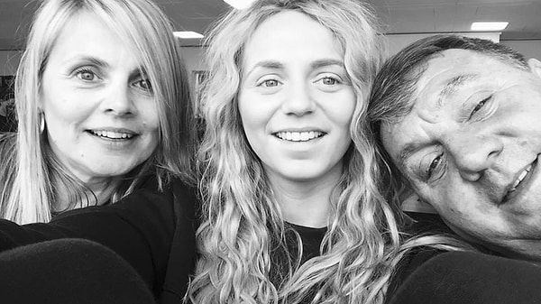 9. Джессика не узнавала даже своих родителей и согласилась вернуться с ними домой, только потому что отражение в зеркале совпадало с лицом девушки на совместных фото с родителями.