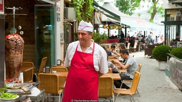 Stuttgart’ta bir döner restoranı sahibi olan Evren Demircan, dönerin yanı sıra İskender, Adana kebap ve köftenin de popülerleşmeye başladığını söylüyor.