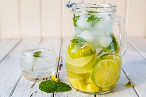 Toksinleri atmak için yapılan ama kilo verdirmeside beklenen: Detox Suyu