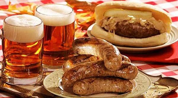 Almanya dendiğinde insanın aklına yiyecek - içecek anlamında iki şey gelir değil mi? Domuz sosisi ve bira.