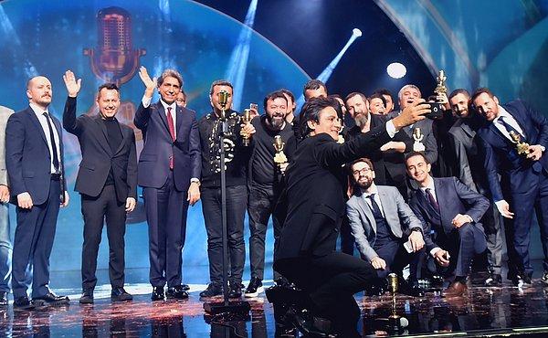 Gecenin sonunda Başkan Mustafa Demir, geceye katılan sanatçılar ve ödül alan radyocular sahneye çıkarak hep birlikte geleneksel selfie çektiler.