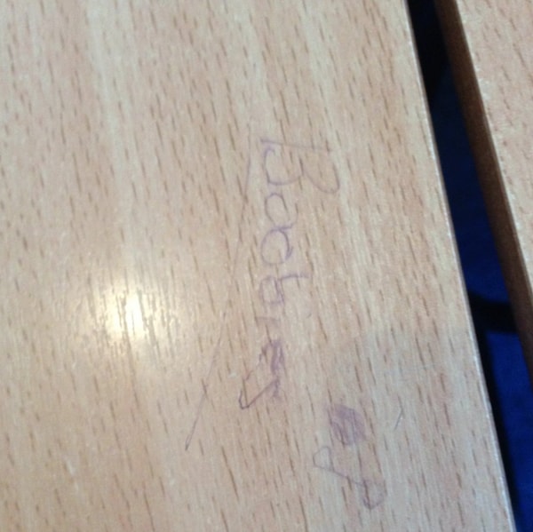 15. Оттирать с парт творчество учеников: