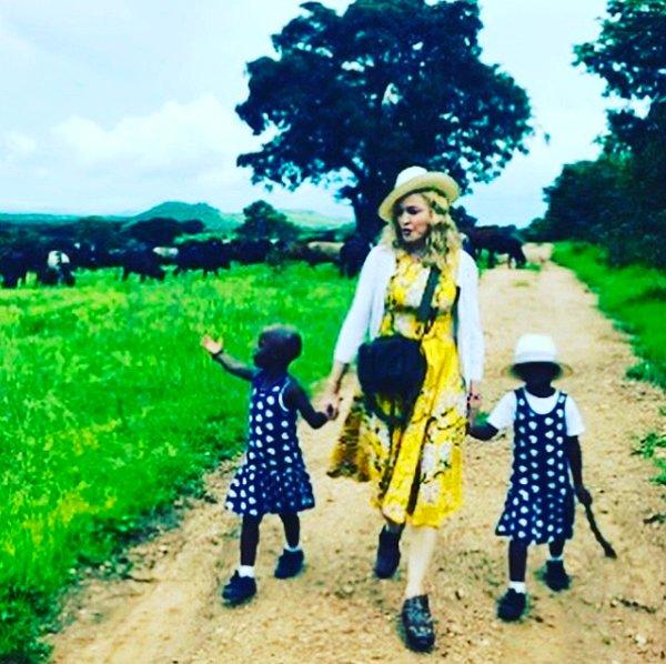 7. Malavi'den ikiz çocuk evlat edinen Madonna, mutluluğunu Instagram hesabından yaptığı paylaşımla tüm dünyaya duyurdu.