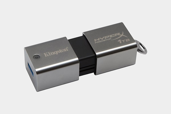 Бонус: первая флешка и флешка сегодня 😁