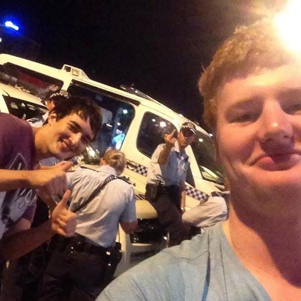 15. Selfieyi bir saçmalık olarak görüp, bu saçmalığa tepkili olan Avustralyalı polis.