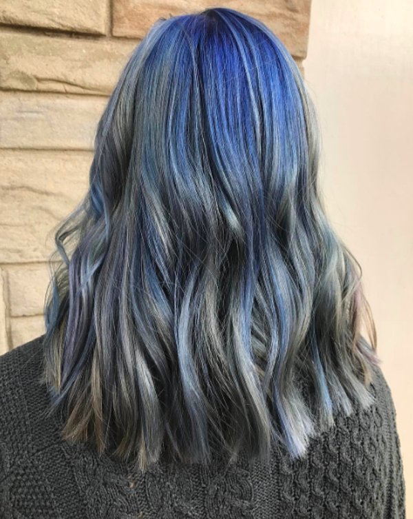 3. Bu görünüme sahip olmak yalnızca saçınızı maviye boyamaktan çok daha fazlasını gerektiriyor. Saçınıza yarı eskimiş kot görünümü de verilmesi gerekiyor.