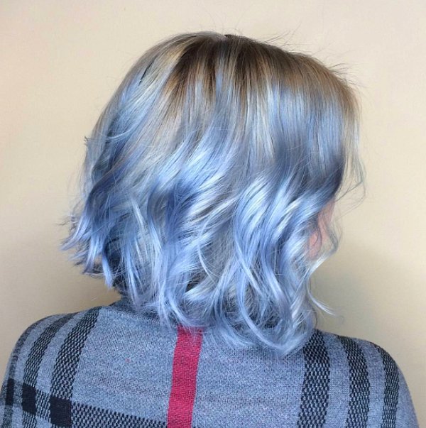 10. Ve gördüğünüz gibi, belirli bir mavi tonu kendini farklı formlarda da yansıtabiliyor. Mesela "gümüş kot mavisi" seçtiğiniz zaman saçınıza hafif bir gümüş canlılığı katabilirsiniz.