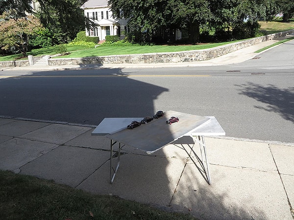 7. Фотограф, моделирующий автомобили старого типа, уделяет не меньше внимания и заднему плану своих работ.