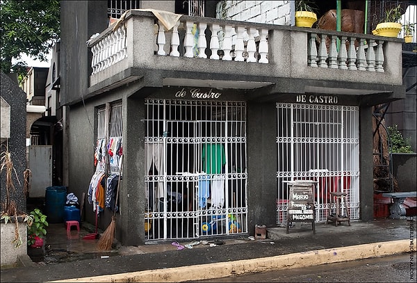 Некоторые "квартиры" выглядят более обустроенными, чем остальные.