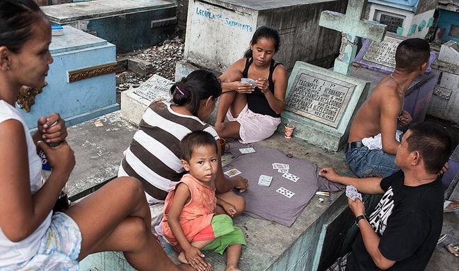 Живые среди мертвых: пугающие обитатели кладбища