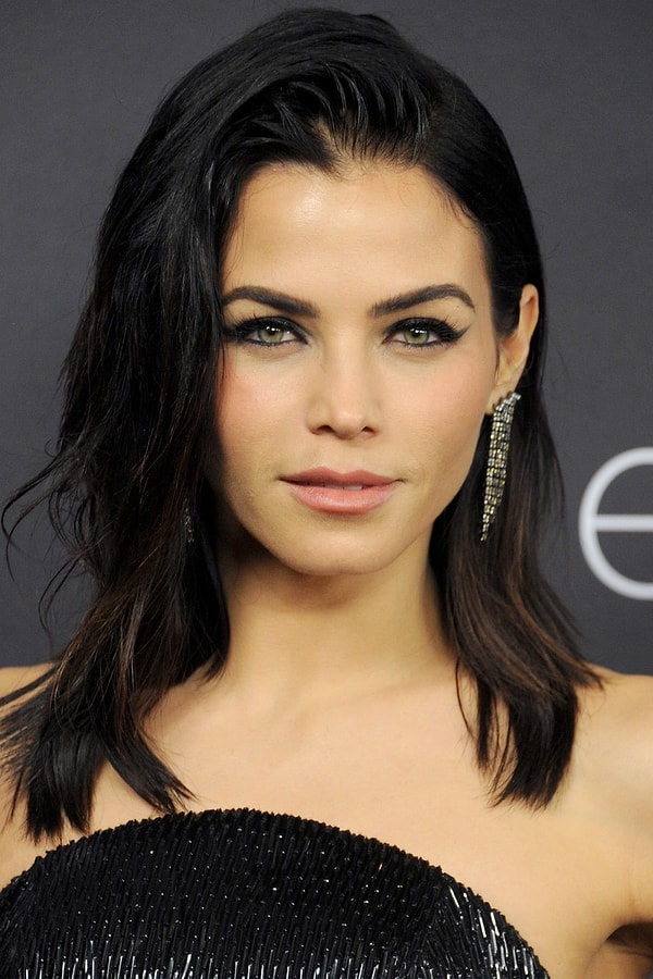 11. Уложить большую часть волос на правую или на левую сторону