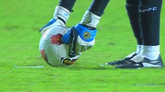 Sadece Kaleyi Korumakla Kalmayıp Rakip Ağları da Havalandıran Kalecilerden 10 Fantastik Free Kick Golü