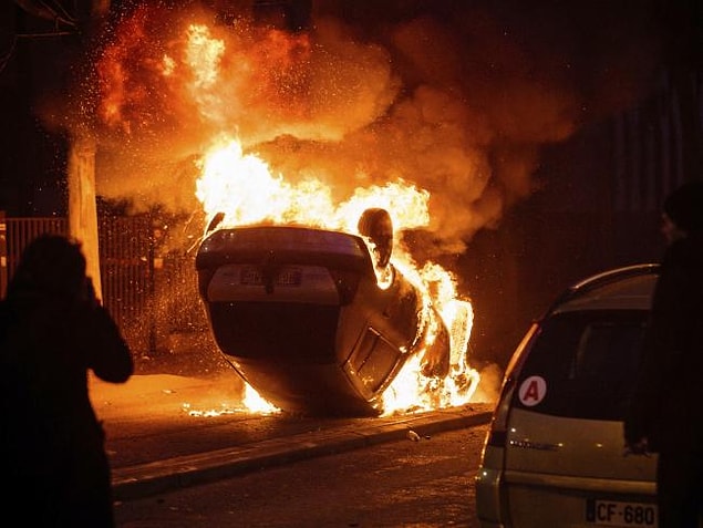 Akşam saatlerinde gösterilere katılan bir grup polise sert cisimler atmaya, etraflarındaki camları kırmaya başladı. Polis de bu gruba el bombası ve göz yaşartıcı gaz ile müdahale etti.